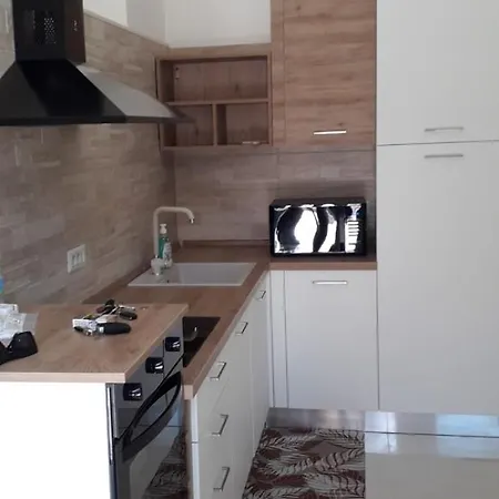 Apartment House 4c *